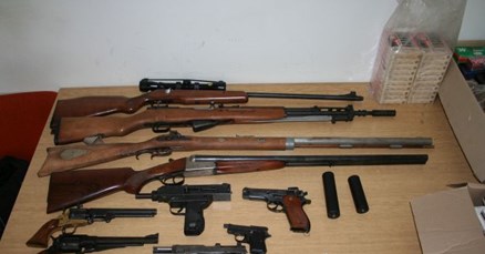 Starcu u Varaždinu oduzeli čitav arsenal: Policija našla revolvere, pištolje, puške, prigušivače...